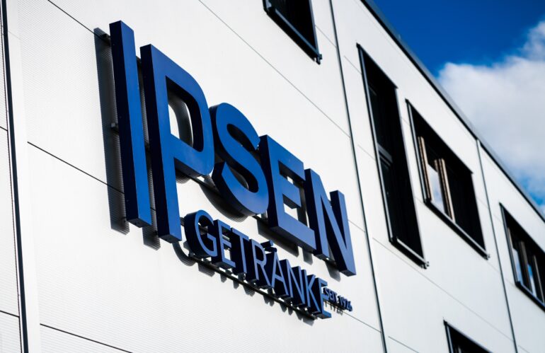 Ein Gebäude mit einem Schild mit der Aufschrift „ipsen“, das ein besonderes Detail2 zeigt.