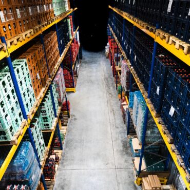 Ein Lagerhaus Innen 1 gefüllt mit Paletten und Kisten.