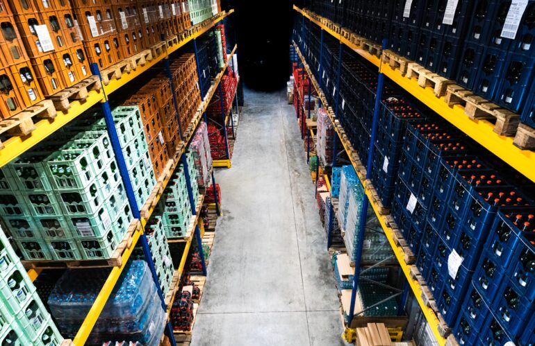 Ein Lagerhaus Innen 1 gefüllt mit Paletten und Kisten.