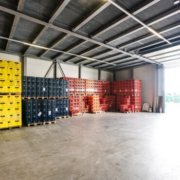 Ein geräumiges Lagerhaus voller Kisten.