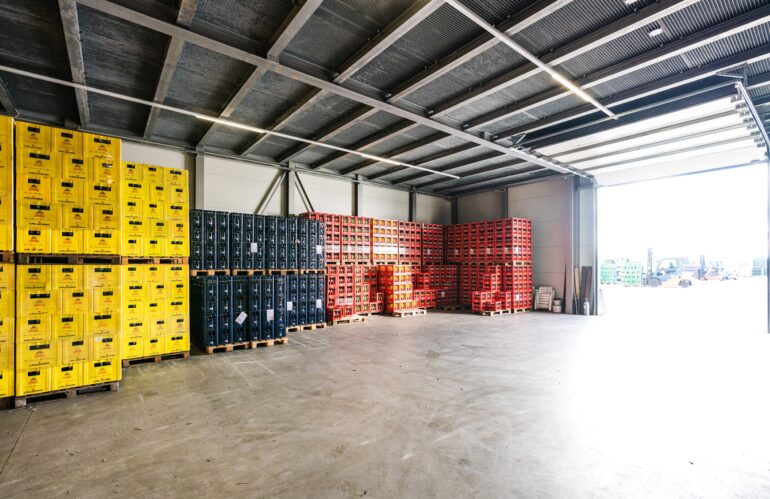 Ein geräumiges Lagerhaus voller Kisten.