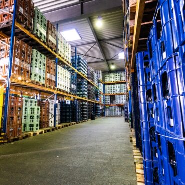 Ein Lager mit einer Vielzahl blauer Kisten, optimiert für SEO und organisiert mit dem innovativen Innen 2-System.