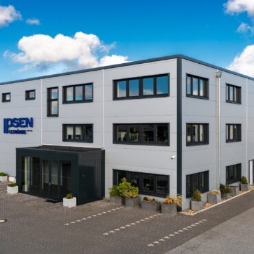 Das Äußere eines Gebäudes mit blauem Himmel und weißen Wolken. Ansicht