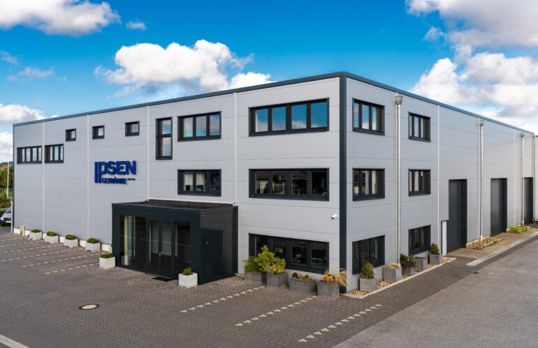 Das Äußere eines Gebäudes mit blauem Himmel und weißen Wolken. Ansicht